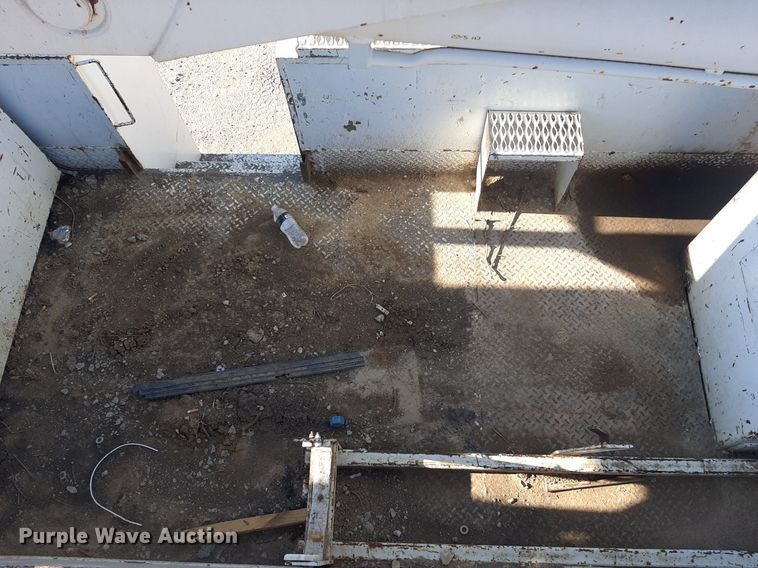 image for item KD9221 1999 Ford F800  digger derrick truck