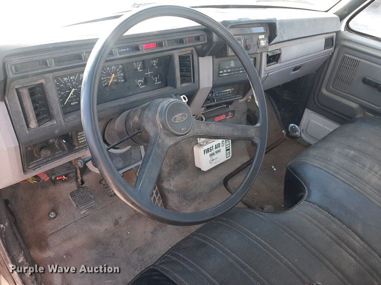 image for item KD9221 1999 Ford F800  digger derrick truck