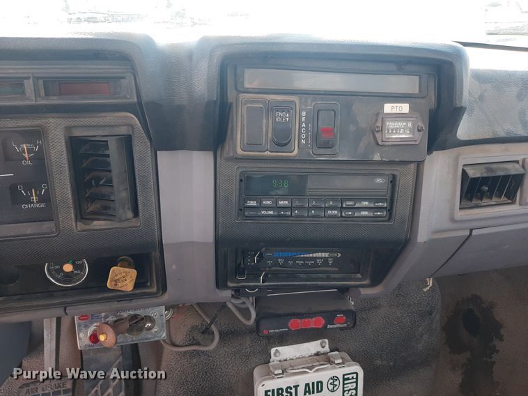 image for item KD9221 1999 Ford F800  digger derrick truck