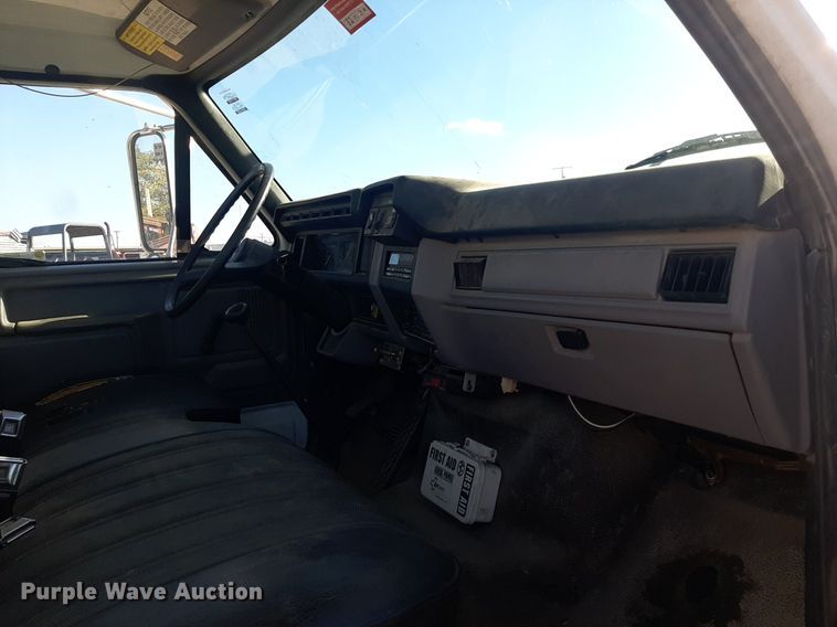 image for item KD9221 1999 Ford F800  digger derrick truck