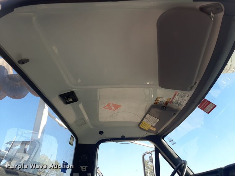 image for item KD9221 1999 Ford F800  digger derrick truck