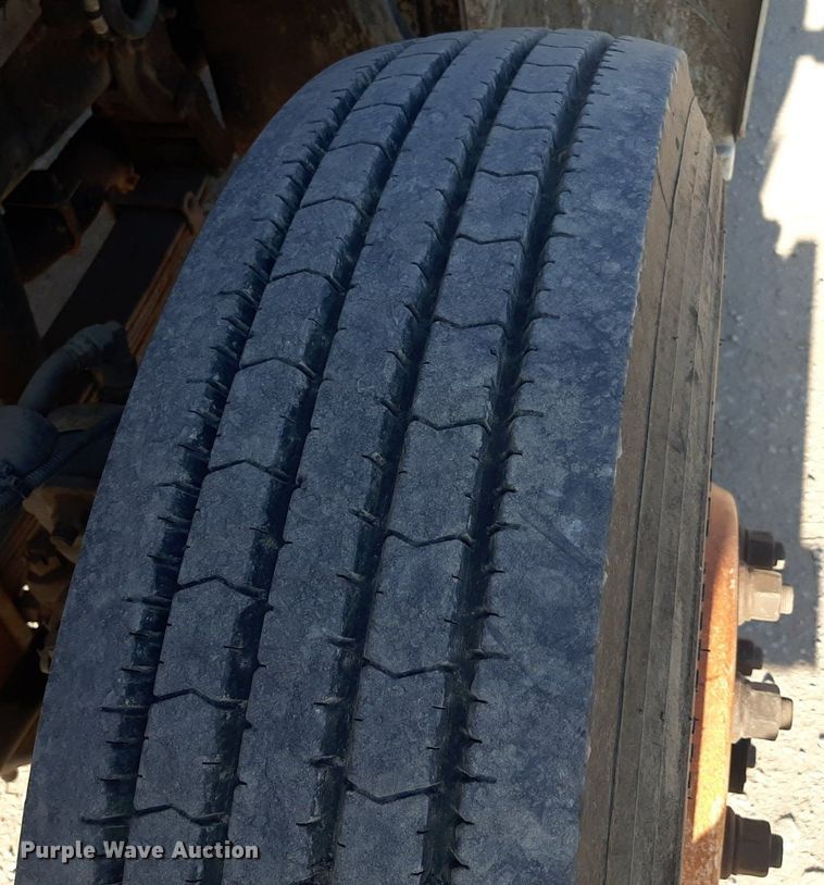 image for item KD9221 1999 Ford F800  digger derrick truck