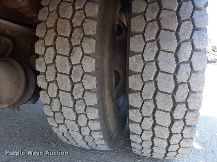 image for item KD9221 1999 Ford F800  digger derrick truck