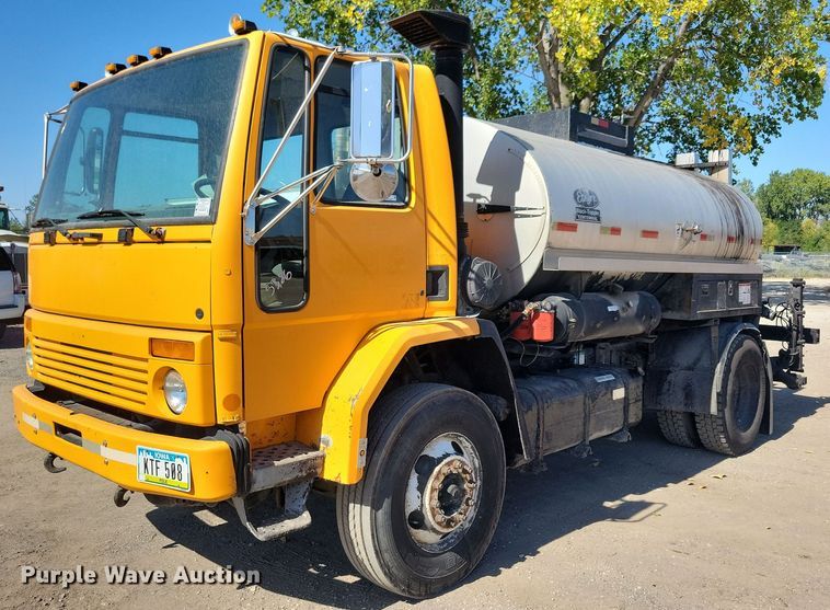image for item KO9000 1999  Sterling SC7000  oil distributor truck