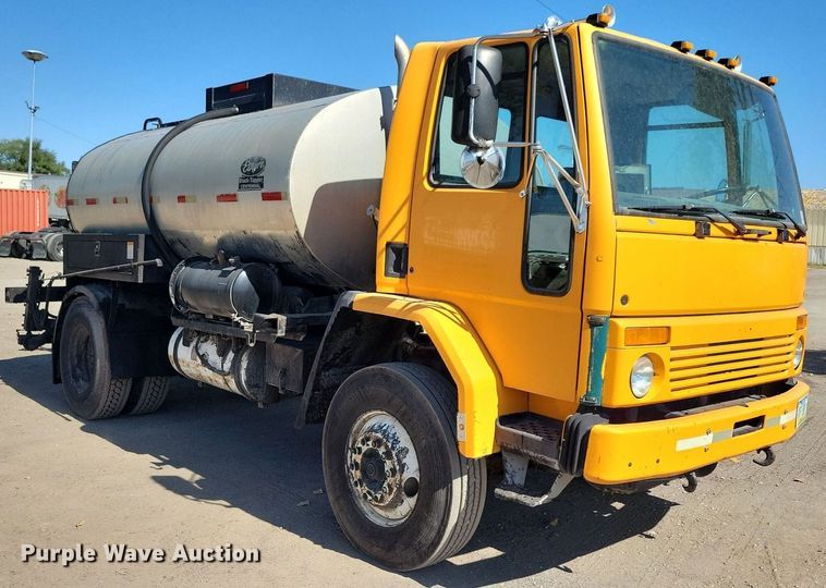 image for item KO9000 1999  Sterling SC7000  oil distributor truck