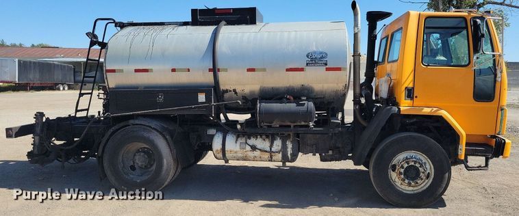 image for item KO9000 1999  Sterling SC7000  oil distributor truck