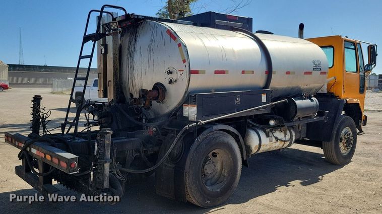 image for item KO9000 1999  Sterling SC7000  oil distributor truck