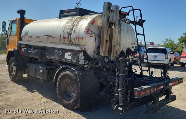 image for item KO9000 1999  Sterling SC7000  oil distributor truck