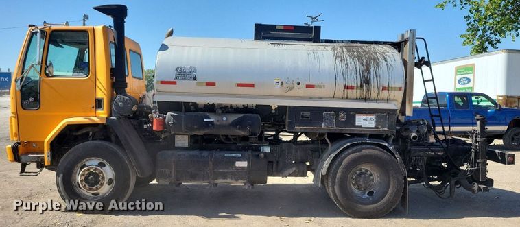 image for item KO9000 1999  Sterling SC7000  oil distributor truck