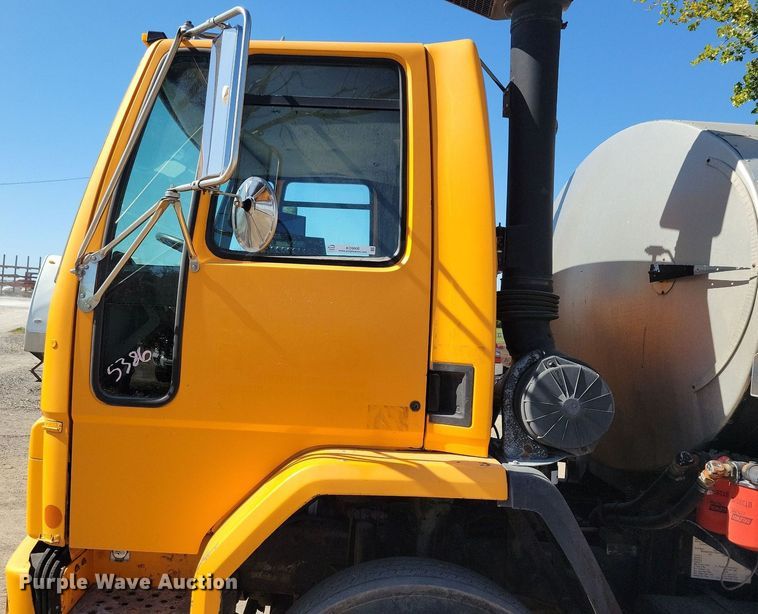 image for item KO9000 1999  Sterling SC7000  oil distributor truck