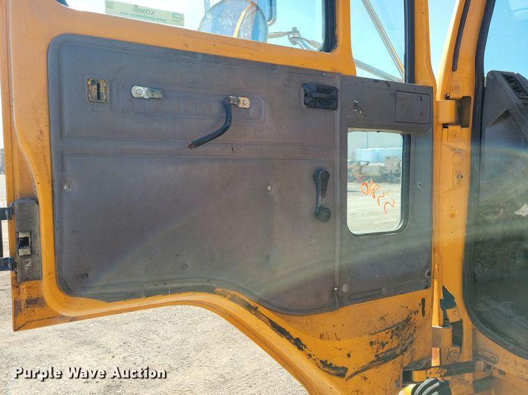 image for item KO9000 1999  Sterling SC7000  oil distributor truck