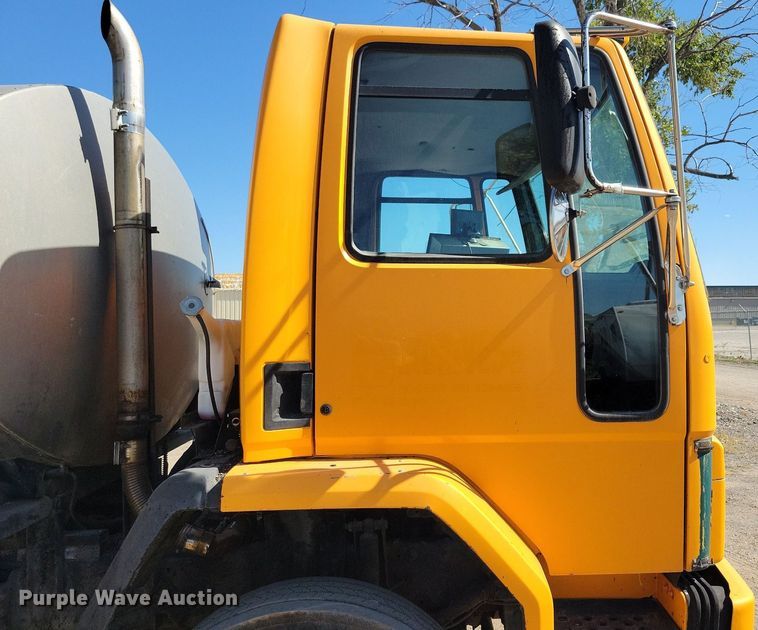 image for item KO9000 1999  Sterling SC7000  oil distributor truck