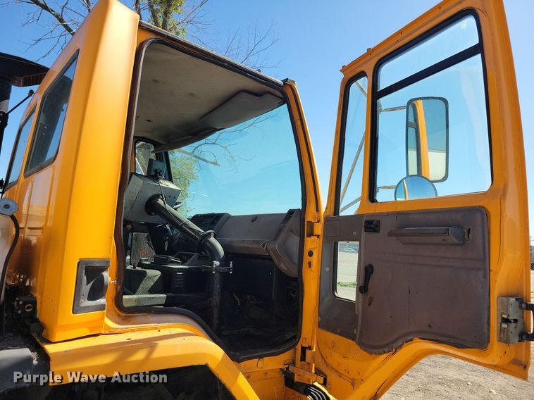 image for item KO9000 1999  Sterling SC7000  oil distributor truck