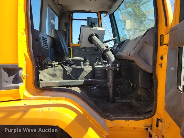 image for item KO9000 1999  Sterling SC7000  oil distributor truck