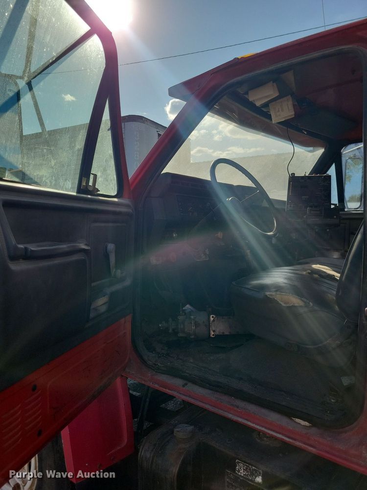 image for item KO9003 1991 Ford F800  oil distributor truck