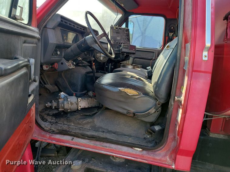 image for item KO9003 1991 Ford F800  oil distributor truck