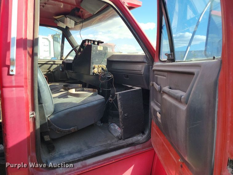 image for item KO9003 1991 Ford F800  oil distributor truck