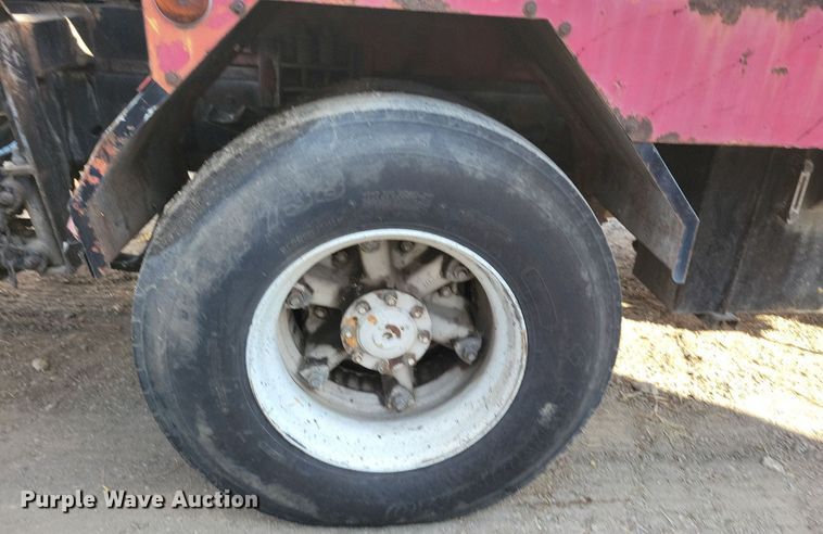 image for item KO9003 1991 Ford F800  oil distributor truck