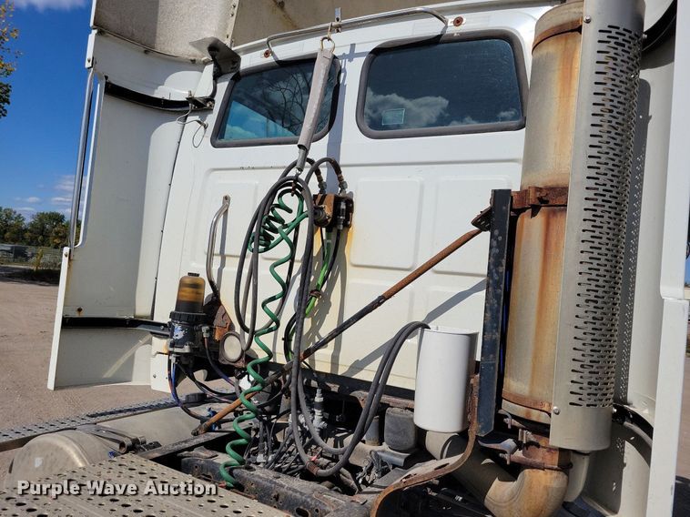 image for item KO9004 2007 Sterling A9500  semi truck