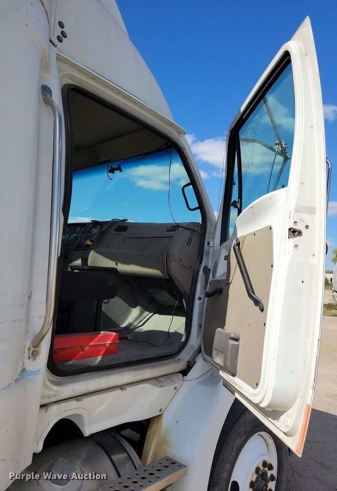 image for item KO9004 2007 Sterling A9500  semi truck