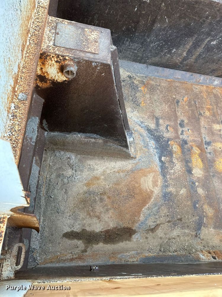 image for item KT9304 2001 Peterbilt 330  dump truck