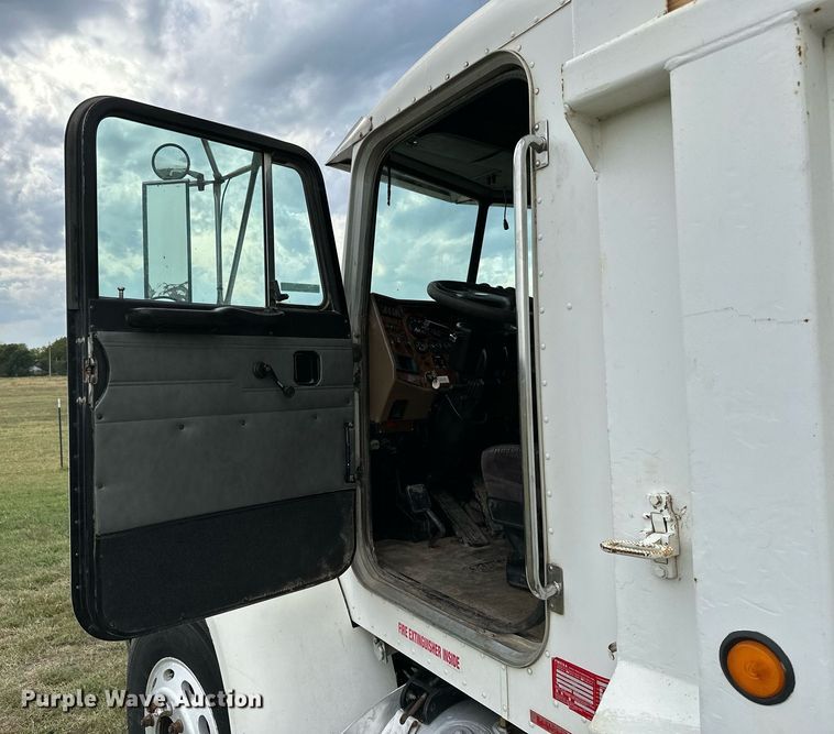 image for item KT9304 2001 Peterbilt 330  dump truck