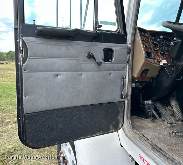 image for item KT9304 2001 Peterbilt 330  dump truck