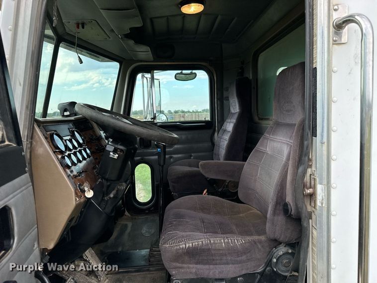 image for item KT9304 2001 Peterbilt 330  dump truck