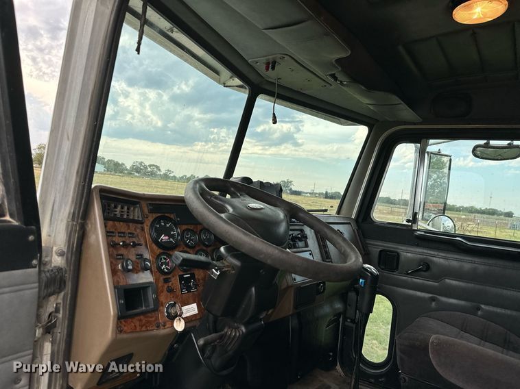 image for item KT9304 2001 Peterbilt 330  dump truck