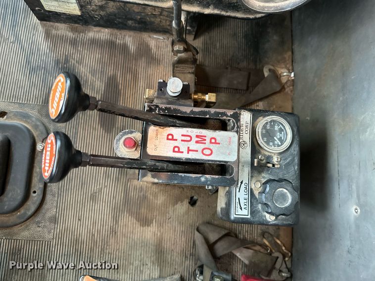 image for item KT9304 2001 Peterbilt 330  dump truck