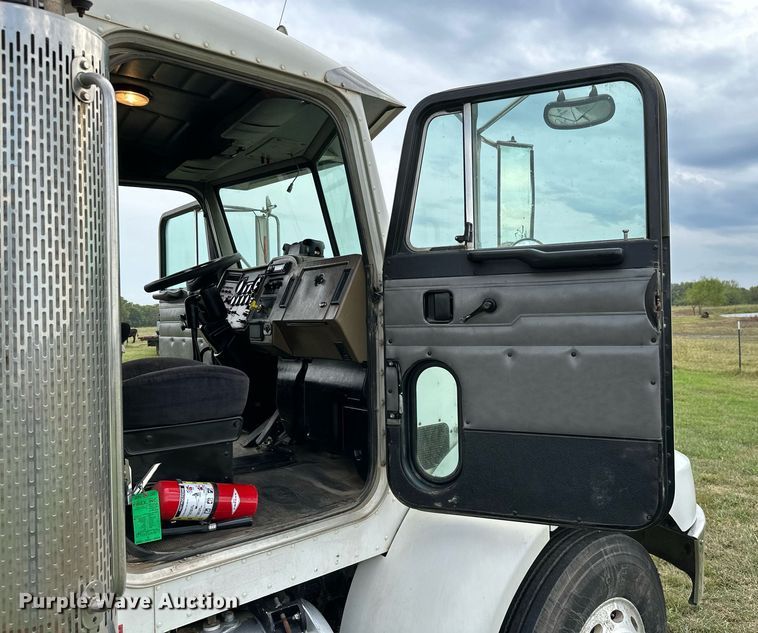 image for item KT9304 2001 Peterbilt 330  dump truck