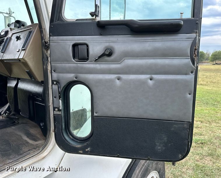 image for item KT9304 2001 Peterbilt 330  dump truck