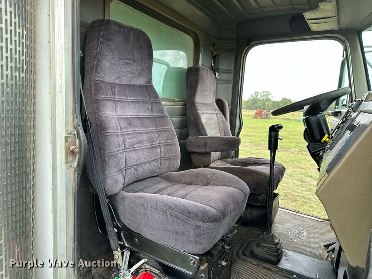 image for item KT9304 2001 Peterbilt 330  dump truck