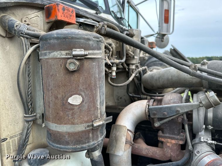 image for item KT9304 2001 Peterbilt 330  dump truck