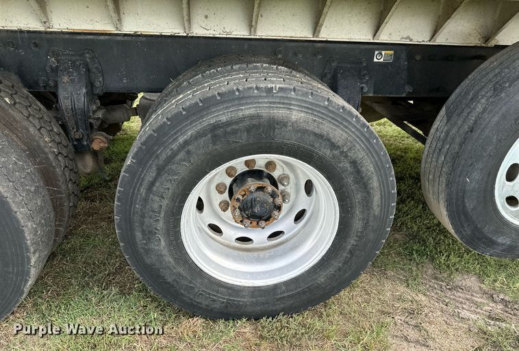 image for item KT9304 2001 Peterbilt 330  dump truck