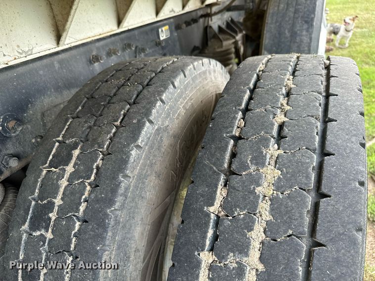 image for item KT9304 2001 Peterbilt 330  dump truck