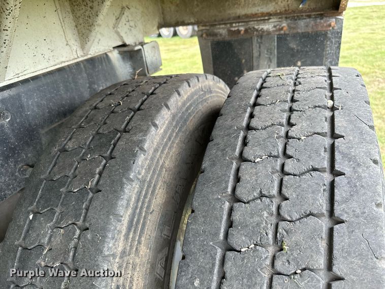 image for item KT9304 2001 Peterbilt 330  dump truck