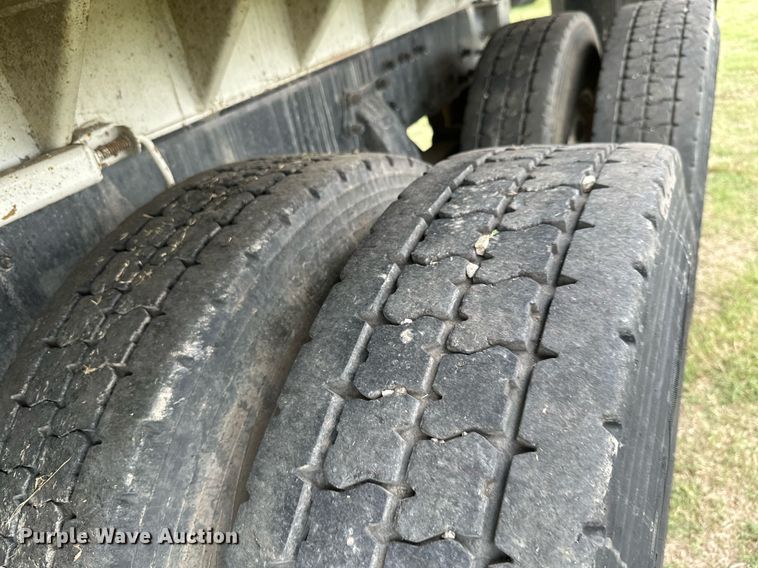 image for item KT9304 2001 Peterbilt 330  dump truck