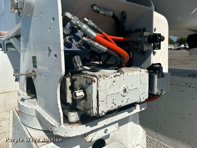 image for item KW9089 2003 Freightliner FL80  bucket truck