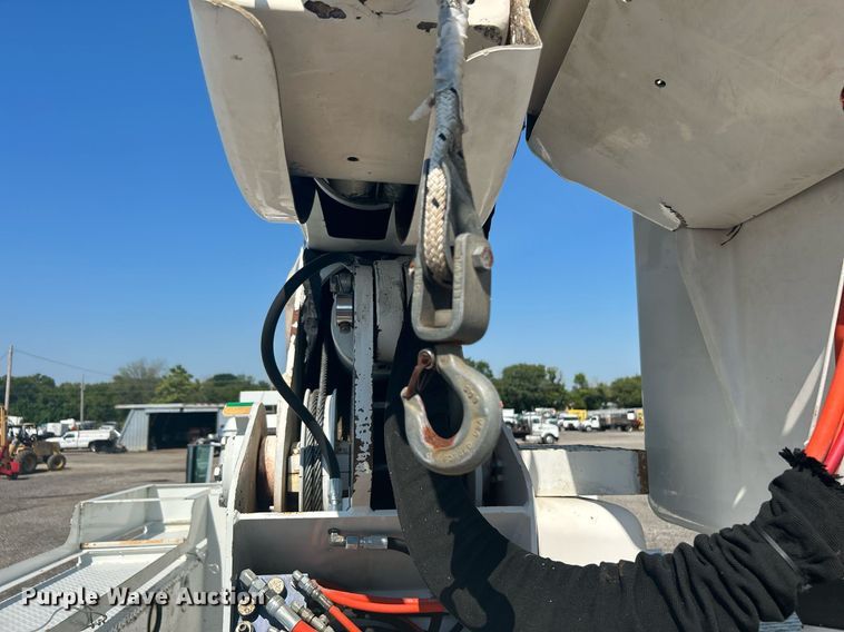 image for item KW9089 2003 Freightliner FL80  bucket truck