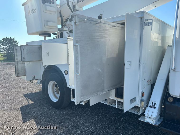image for item KW9089 2003 Freightliner FL80  bucket truck