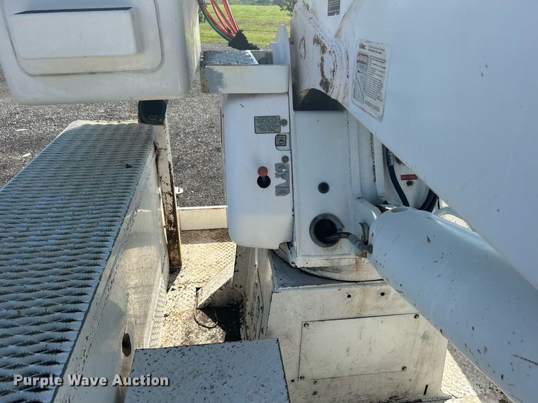 image for item KW9089 2003 Freightliner FL80  bucket truck