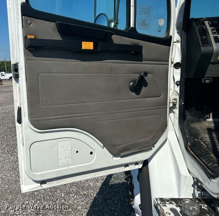 image for item KW9089 2003 Freightliner FL80  bucket truck