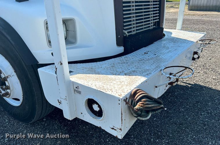 image for item KW9089 2003 Freightliner FL80  bucket truck