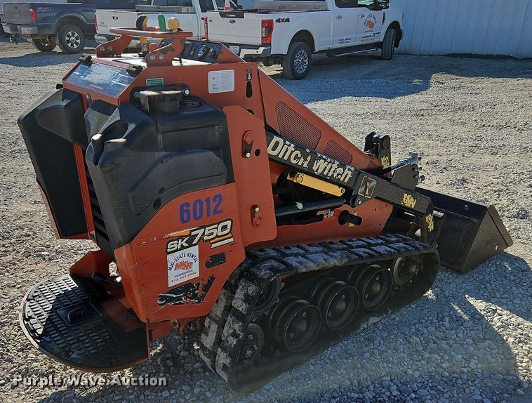 image for item LB9538 2015 Ditch Witch SK750  compact utility loader