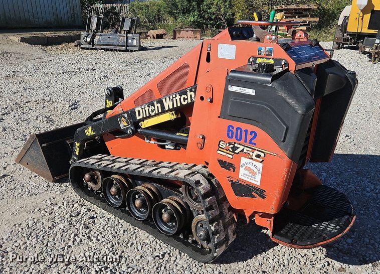 image for item LB9538 2015 Ditch Witch SK750  compact utility loader