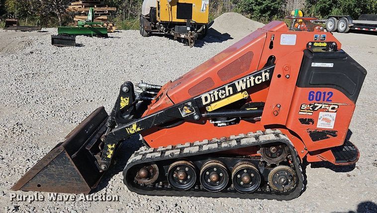 image for item LB9538 2015 Ditch Witch SK750  compact utility loader