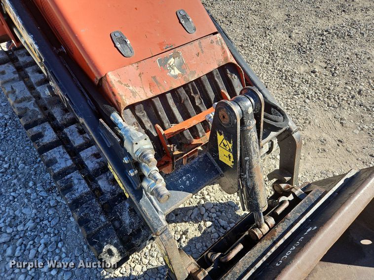 image for item LB9538 2015 Ditch Witch SK750  compact utility loader