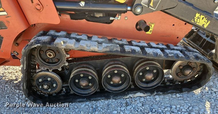 image for item LB9538 2015 Ditch Witch SK750  compact utility loader