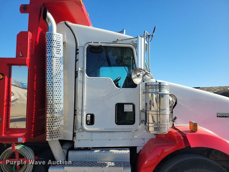 image for item LO9822 2012 Kenworth T800  dump truck